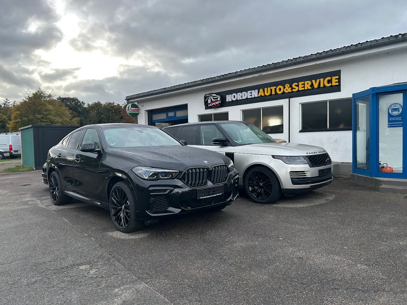 Norden Auto & Service Werkstatt mit Kundenfahrzeugen